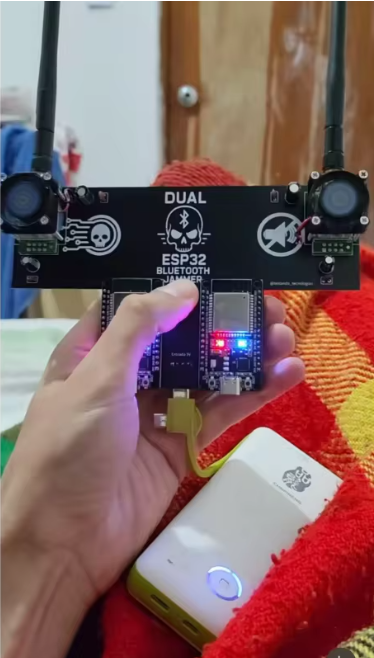 NRF24L01 PA LNA 2.4GHz+ESP32 Module for Flipper Zero,Upgraded Antenna supports Bluetooth Wifi Blocker signal Development Board